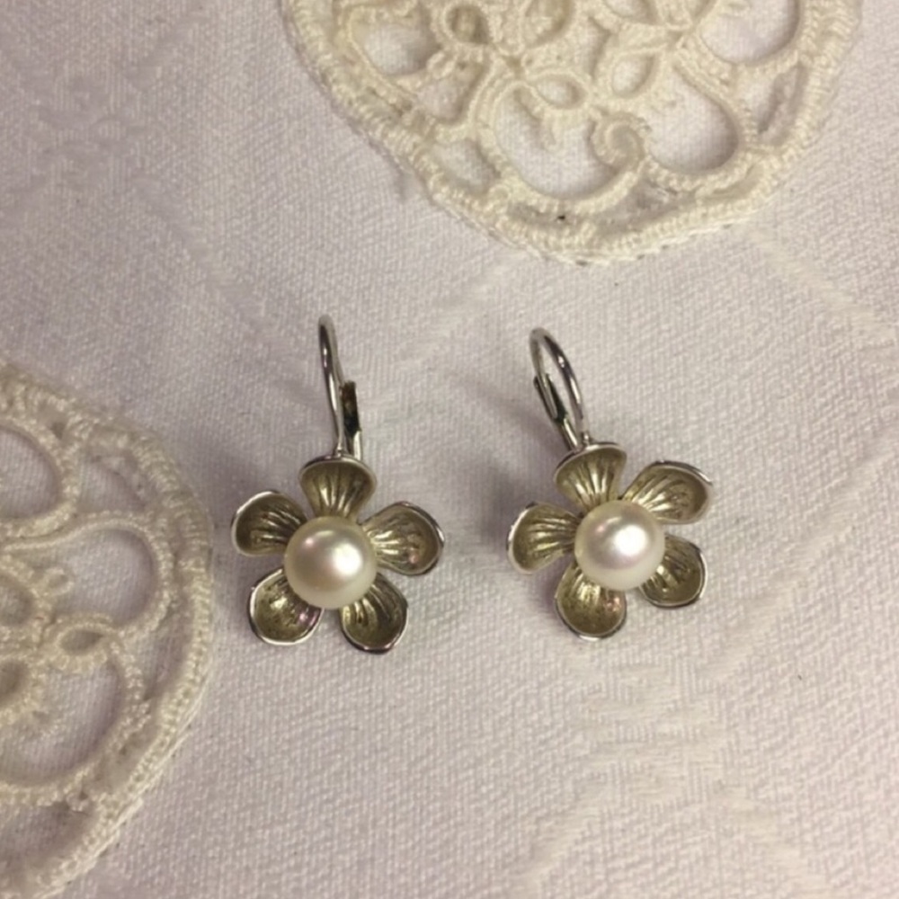 SALE ☄️Solid 14K Gold And Pearl Flower Earrings EC